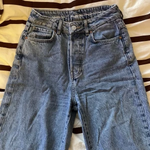 Jeans - Jeans från BikBok (tror jag) som är avklippta i benen! Strl 27. Köparen står för frakten 💌