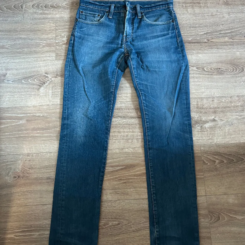 Ett par jeans i absolut topp skick förutom ett litet hål som syns på bild 3. Nypriset på dessa jeans ligger på runt 1000kr. Längden på byxorna är 102cm och midjan 41cm jämför gärna med ett par egna och sen är det fritt fram att använda ”köp nu”.. Jeans & Byxor.