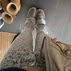 Säljer dessa så fina unika utsvängda och lågmidjade leopard jeansen ❣️❣️