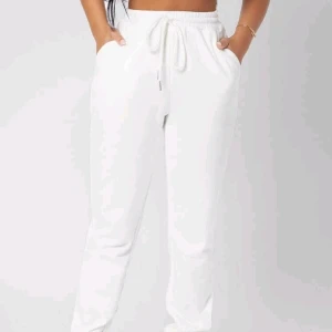 Mjukisbyxor  - Ett par super fina vita mjukisbyxor som är helt nya❤ Säljer då dem tyvärr vart för små för mig! Dem är i storlek L men skulle säga att dem är mer som en storlek Small🥰