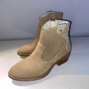 Cowboy liknande boots - Boots från märket Cream, aldrig använda, skit snygga men kommer aldrig till användning, storlek 37 men passar 38 också 