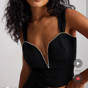 Topp - Säljer denna supersnygga toppen då jag rensar garderoben🥲 den är helt slutsåld på hemsidan och i jättebra skick!!! Max använd 2 ggr😇