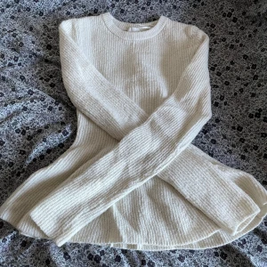 Stickad tröja  - Säljer min söta och populära stickade tröja från hm. Använd 1 gång under jul💕  