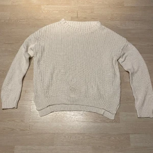 Vit sweatshirt  - Säljer en snygg och stilig stickad sweatshirt.  Fraktas inom 48h