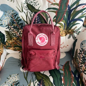 Fjällräven Kånken ryggsäck mini - Fjällräven Kånken ryggsäck i bra skick, modell mini och är perfekt för liten packning. Nypris runt 800kr. Använd relativt väl därav priset. 