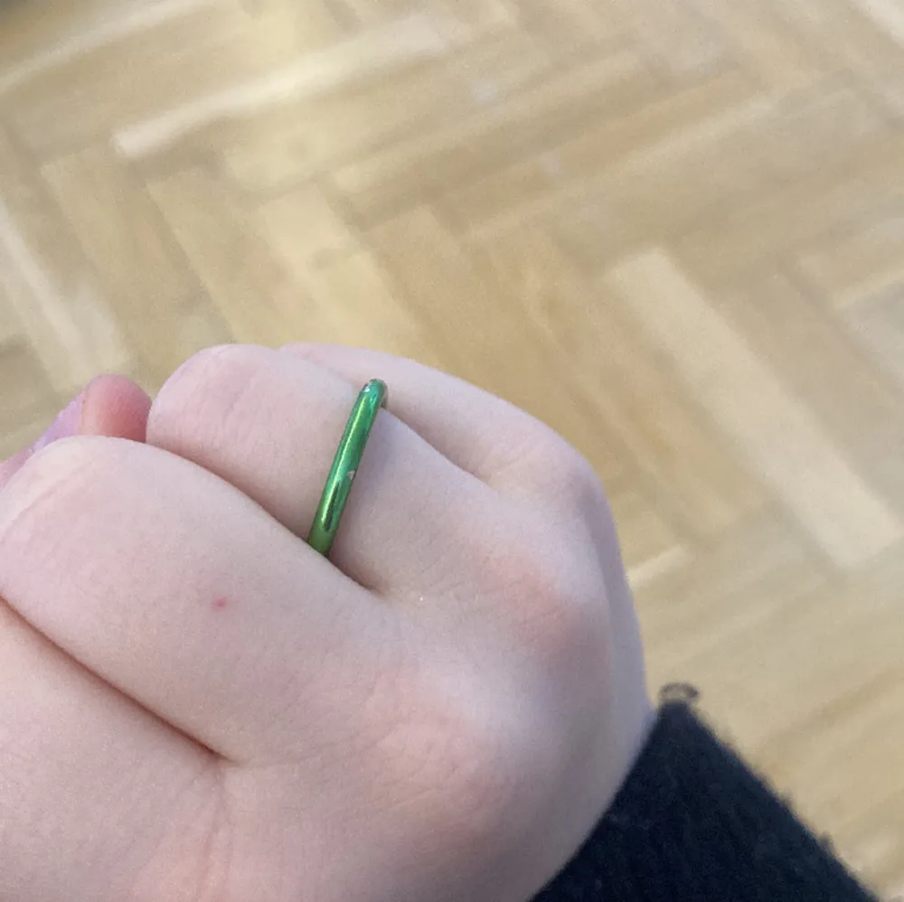 Den här ringen har jag nästan aldrig använt. Det är en metal ring som är grön och glänser mycket. Jag älskar att den glänser så mycket men geön är inte min smak så det är därför jag säljer den här ringen!😉😜. Accessoarer.