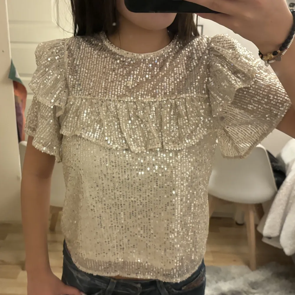 JĂ€tte fin glitter toppđbara anvĂ€nd 1 gĂ„ngđköpt pĂ„ zalando Lindex barnavdelningenđden Ă€r i storleken 170 men skulle sĂ€ga att den sitter som xs/s pĂ„ mig som vanligtvis har xs/s i tröjor/topparđ . Puserot.