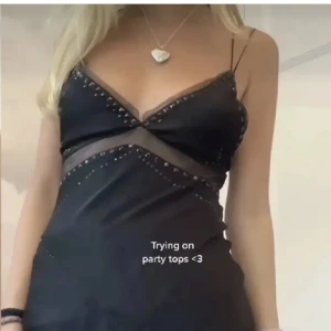 Festtopp med nitar  - Några nitar fattas men absolut inget man märker🖤