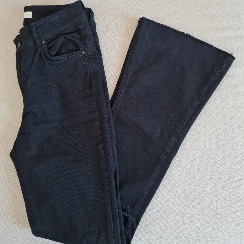 Bootcut jeans från ginatricot. Är använda några gånger men är i bra skick! Säljer då de inte passar mig längre i storlek. Hål på knäna (se bild). Jeans & Byxor.