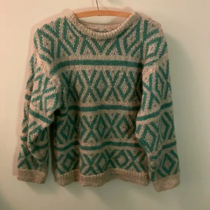 Mönstrad stickad tröja - Super fin stickad tröja med ett grönt mönster. Köpt begagnad men aldrig använd 