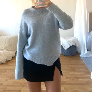 Stickad tröja - Ljusblå stickad tröja från H&M, storlek XS men väldigt stor i storleken.