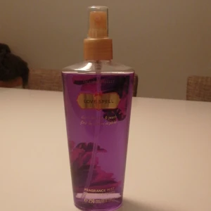 Victoria's secret  - Victoria's secret mist helt oanvänd i doften (cherry blossom & peach) 70 kr🥰