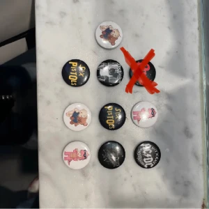 Fina pins🫶🏻 - Hej! Säljer dessa jätte fina pins! Hör bara av dig om du vill fråga något eller vid intresse🫶🏻💋😻HELT NYA!! Säljer för 2kr/st eller 7kr/5st eller alla för 15kr💓frakt: 15