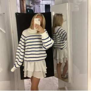 Stickad tröja - Säljer denna assnygga stickade tröjan från Sisters point-köpt på Salt. Den är i toppenskick då jag knappt har använt den sen jag köpte den. Storlek S men passar även mindre eller större. Beroende på hur man vill att den ska sitta! Köpt för 500kr❣️