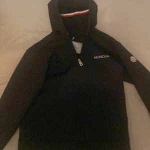 Moncler tröja  - En svart moncler tröja som jag vill sälja för vill inte ha den längre 