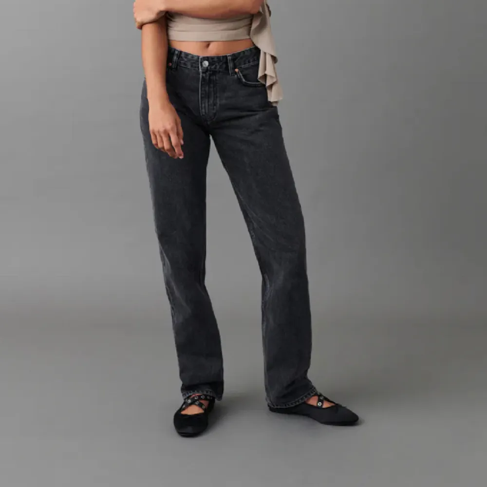 Säljer dessa jätte fina Jensen från Gina tricot då de är för små för mig. De är ett par svarta jeans i storlek 34. De är i nyskick då jag bra har använt dom 3-5 gånger💕Ny pris 499kr💕. Jeans & Byxor.