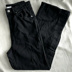 Svarta Jeans Straight - Svarta jeans i bra skick 🖤 Raka i modellen 🎀 Storlek 36