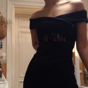 Balklänning - Aldrig använd, lappen sitter kvar! Har släp i bak så den är längre i bak, kan skicka bild på det ifall det önskas! Storlek UK10/EUR38, mer blå i verkligheten