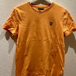 Orange Lyle & Scott tröja i bra skick👌👌 