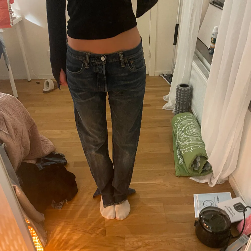 Jättefina Levis 501 jeans, som ör öppna vid foten 💕 innerbenslängd 80. Jeans & Byxor.