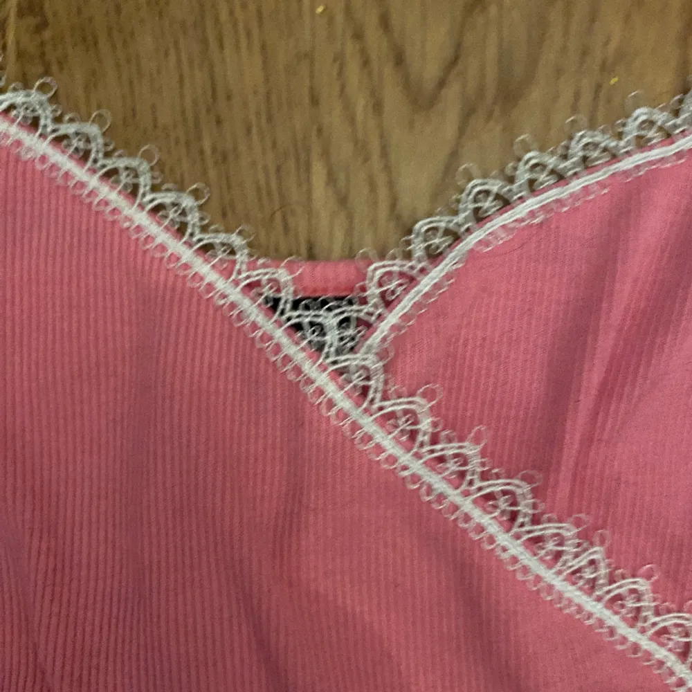 Helt nytt gulligt rosa linne med vit spets. Toppar.