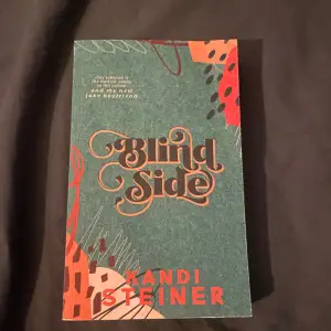 Blind side är en mysig bok, populär på booktok! Köpt för 220kr säljes för 160
