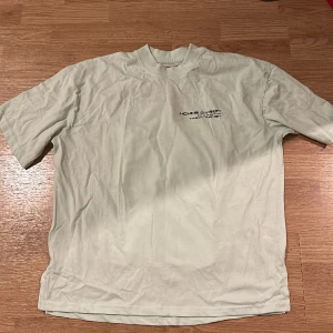 Thsirt  - En T-shirt från Boohoo i storlek M, helt ny!