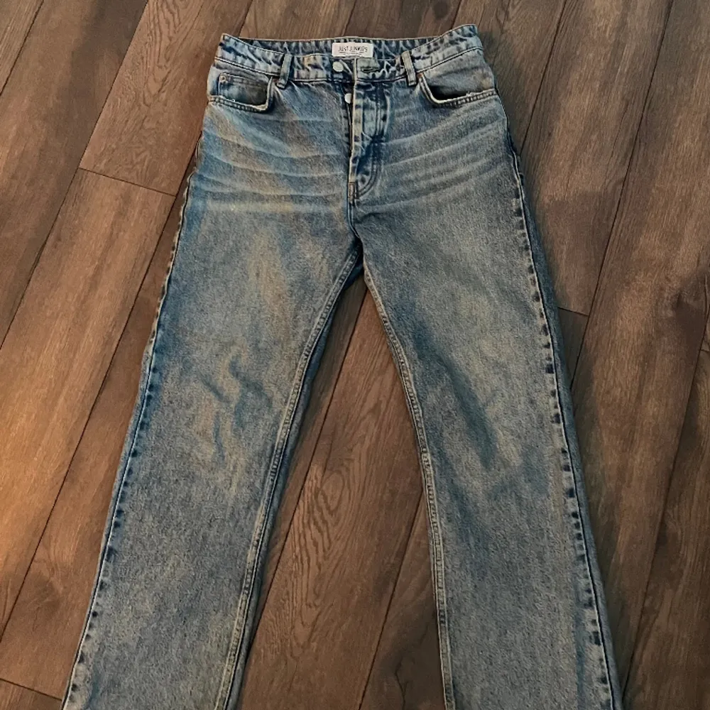 Tja! Säljer ut lite av garderoben som inte kommit till användning, dessa är jeans från just junkies i en skitsnygg ljusblå färg som passar till allt. Är villig att diskutera pris och jag skickar varan inom 2 dagar. Ha det bäst // Filip. Jeans & Byxor.