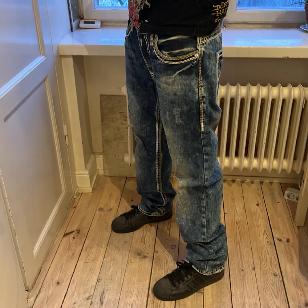 Säljer dessa feta R-Neal jeans. Skick: 9,5/10, inga defekter använda en gång. Jag är 177cm lång. Passar mig perfa.. Jeans & Byxor.