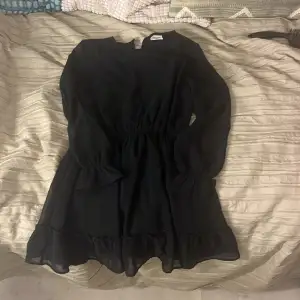 Jag säljer en svart söt fäst klänning i storlek 152 från Kappahl💞. Använd få gånger. Knapp på baksidan vid halsen. 
