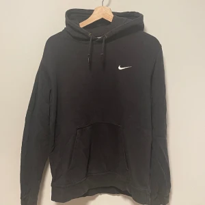 Classic Nike Hoodie, Large - Nike Svart Hoodie Size Large,  Nypris 699 från djur och rökfritt hem. Hej, Jag heter Mike o jag säljer ut hela min garderob eftersom jag ska resa utomlands. Därav kommer all säljas till billiga priser på plick o tradera. Skicka frågor o funderingar ❤️