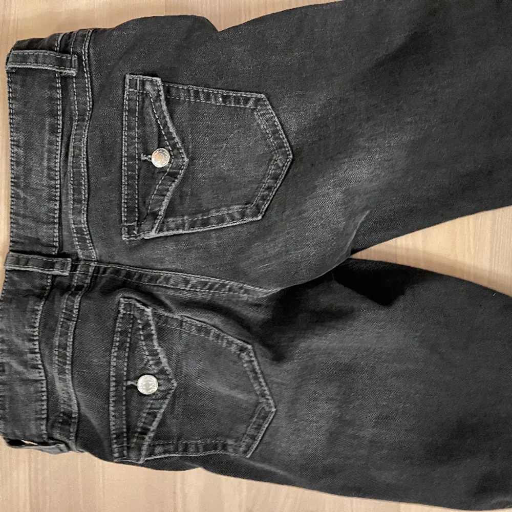 Säljer dessa jeans då dem inte är min stil längre men såå snygga. Midjemått ca 34 rakt över och ca 78 innerbenslängden. 🤩. Jeans & Byxor.