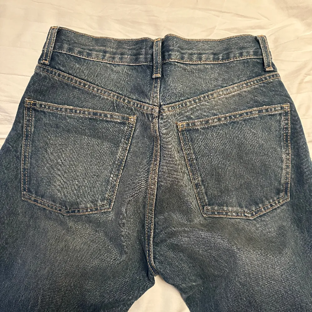 Jeans från zara med hög midja med raka ben ej kommit till användning. Jeans & Byxor.