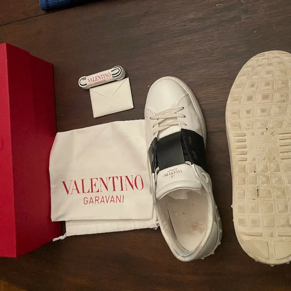 Säljer ett par fräscha vit,svarta Valentino open skor storlek 44. Allt original ingår: 2 st dustbags, brev och extra skosnören. Original pris: 6900kr. Skor.