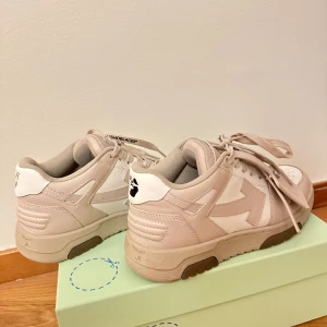 Off White sneakers  - Off White sneakers strl 38   Tyvärr kommer dessa inte till användning hos mig & väljer att sälja dem än att de ska stå i garderoben.  De är knappt använda, Max 5 gånger, så oerhört fint skick.  Nypris 5250  Mitt pris 4000  Kan diskutera priset