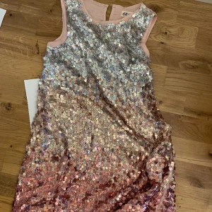 Hm glitter klänning! - Kp för mer bilder! Barnstorlek som motsvarar xs Inget täcken på användning! 