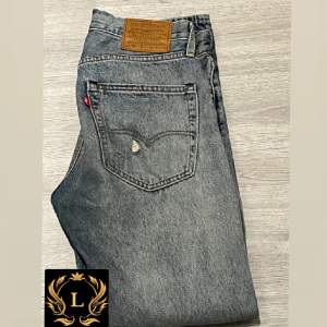 Ett par riktigt feta jeans, Från Levis! Skicket är 9/10 inga defekter ny pris 1.300 mitt pris är 349🙌 eller kom med andra prisförslag. (bara att skriva för mer info)