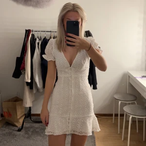Studentklänning  - Hej, säljer min jätte fina klänning, är aldrig använd, lappen är kvar och är köpt från en utländsk sida🌟