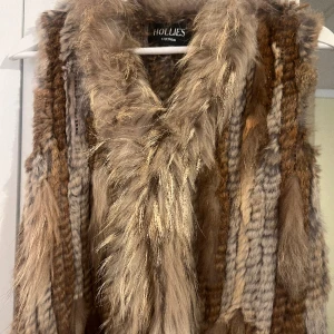 Äkta pälsväst - Äkta pälsväst från Hollies Stockholm, använd vid fåtal tillfällen. Ny pris över 2000kr