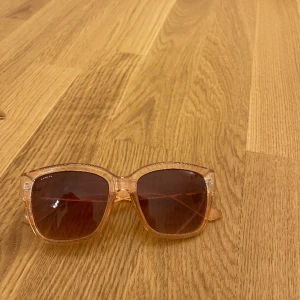 NYA Solglasögon - Solglasögon i plast. Aldrig använda. 