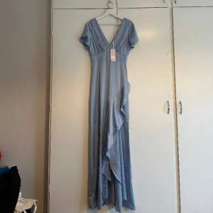En blå långklänning från Bubbleroom. Endast testad, lappen finns kvar. 