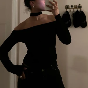 Off shoulder med tillhörande choker  - Så snygg topp som passar perfekt till middag och fest. Använd men i väl skick. 