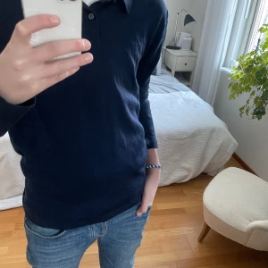 Merinoull tröja  - Tjena säljer nu denna riktigt snygga långärmade pikétröjan! Materialet är 100% merinoull vilket gör tröjan väldigt varm och mjuk🙌 Storleken är M och färgen är marinblå. Skicket är även väldigt bra👌 Vid frågor eller funderingar är det bara att höra av sig😉