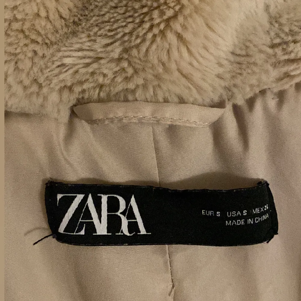 Säljer denna päls ish jacka från Zara. Bra skick och super skön och fin men är lite för liten.. Jackor.