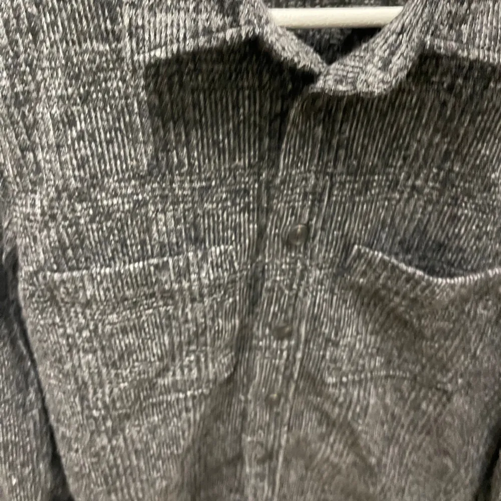 Säljer denna snygga overshirt i grå färg från mango . Jackor.