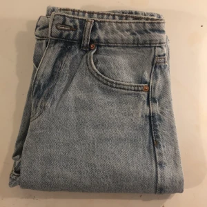 Jeans  - Färg: ljusblå Storlek: XS  Andvänd:Aldrig  Säljer för att: Dom är för små. Skriver ett pris, Ni får skriva privat sen om ett annat om ni vill! ❤️