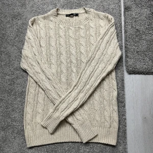 Sweatshirt  - Sitter väldigt bra (storlek s) andvänd ungefär 3 gånger