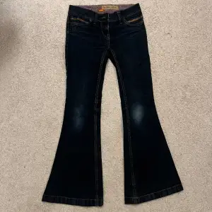 Säljer nu mina oanvända jätte fina lowaist bootcut jeans! Ytterben: 90cm midjemått rakt över:37cm💕💕 Säljer då dem tyvärr är för små för mig💕💕 