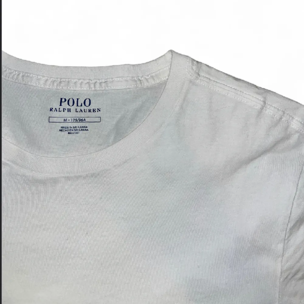 Vit Ralph Lauren t-shirt i storlek M (sitter som S). För liten för mig och i nyskick. Köp för endast 249kr. T-shirts.