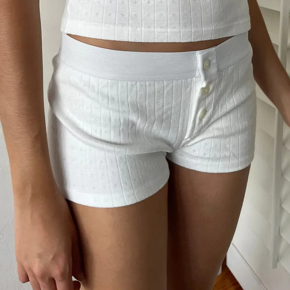 Vita brandy melville boxer shorts som är helt nya med prislapp kvar, kommer sälja dyrare änn orginalpris då dem är väldigt eftertraktade samt slutsålda på deras hemsida, skriv om du har eventuella frågor🤍Öppen för prisförslag!!🤍🤍. Shorts.